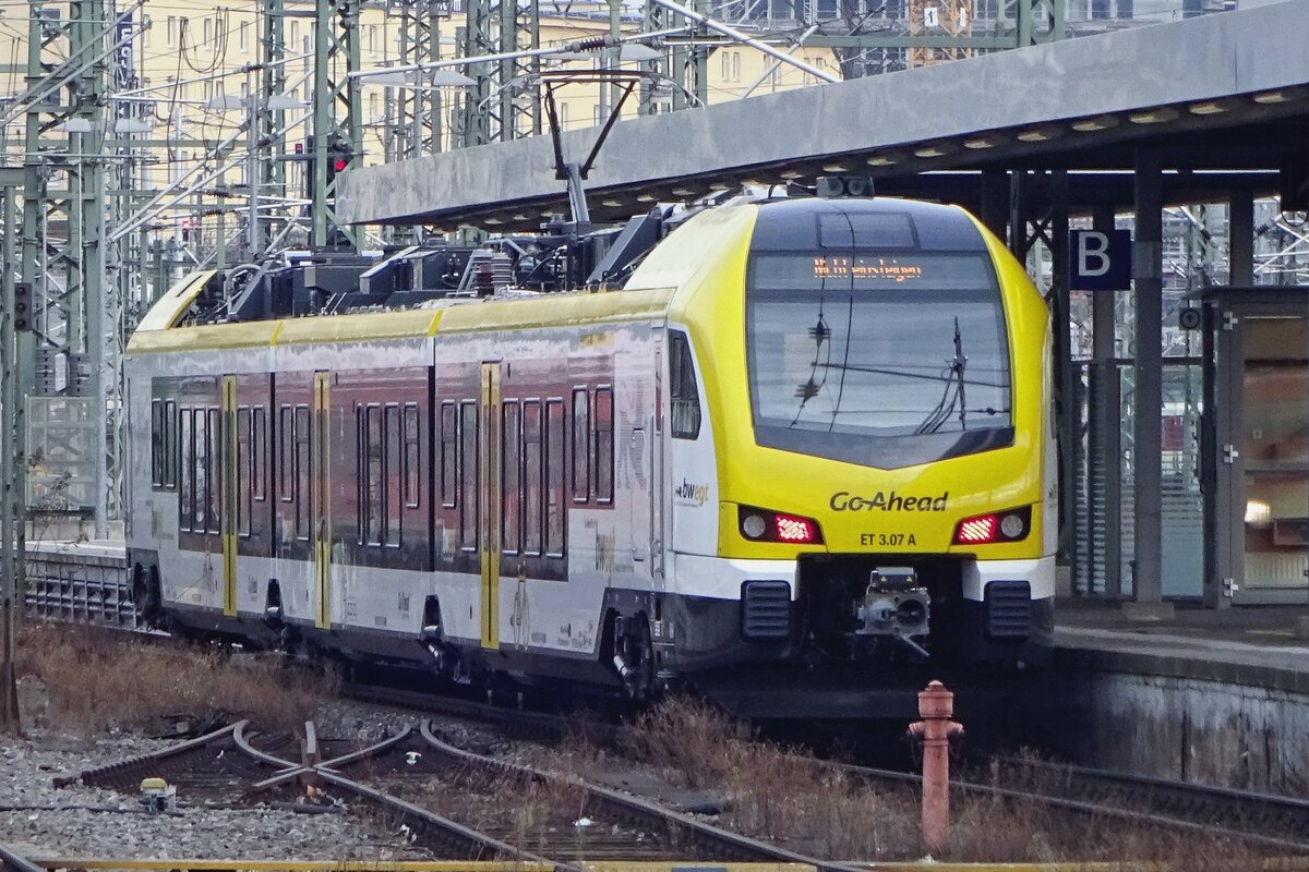 Am 3 Jänner 2020 verlässt ET3-07 von Go-Ahead Stuttgart Hbf.