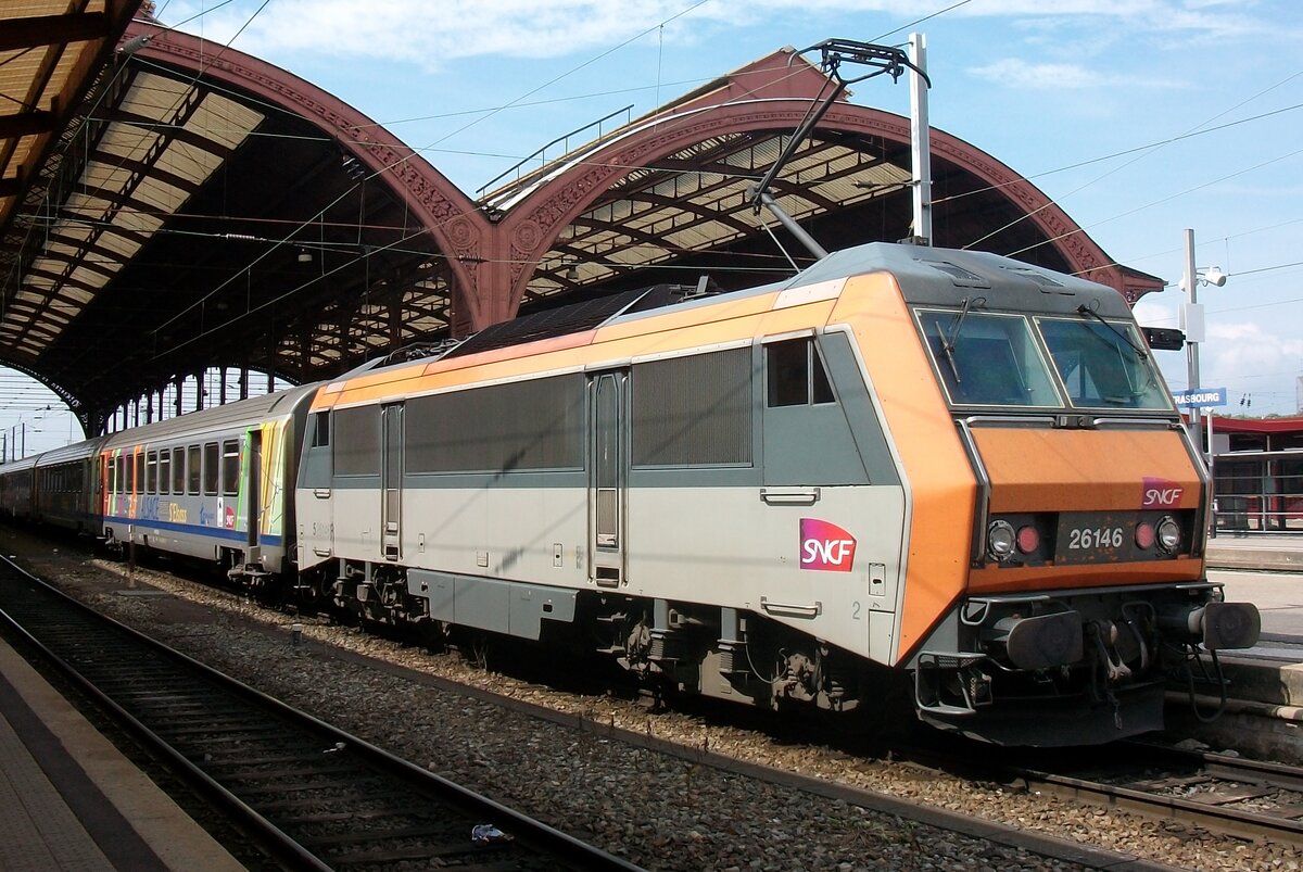 Am 3 Juni 2010 steht 26146 mit ein TER-200 in Strasbourg Gare Centrale.