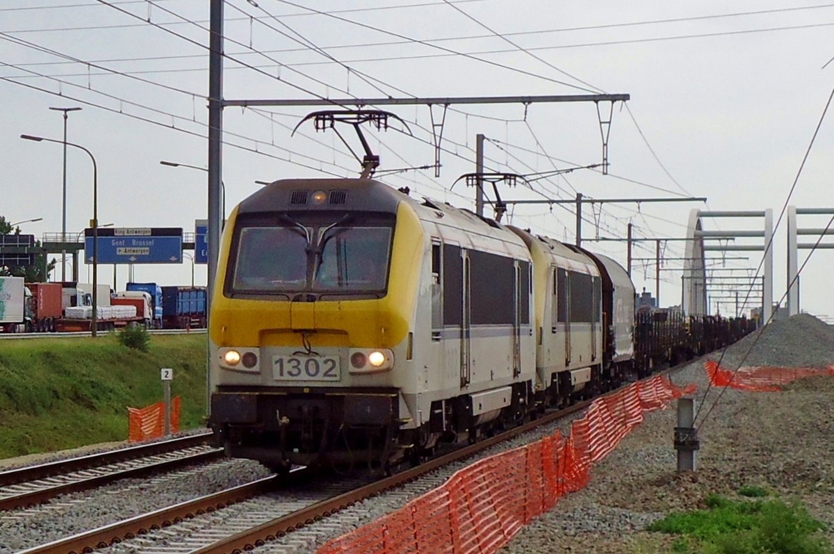 Am 3 September 2016 passiert NMBS 1302 der Fotograf in Antwerpen-Luchtbal.