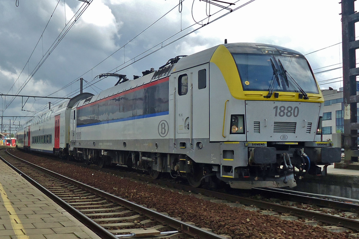 Am 3 September 2016 steht NMBS 1880 in Antwerpen-Berchem.