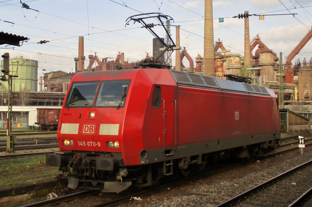 Am 30 April 2014 durchfahrt 145 070 Völklingen. 