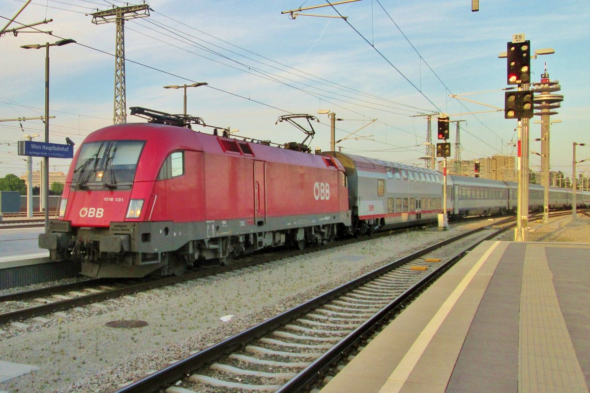 Am 30 Dezember 2016 treft 1016 031 mit ein Nachtzug in Wien Hbf ein.