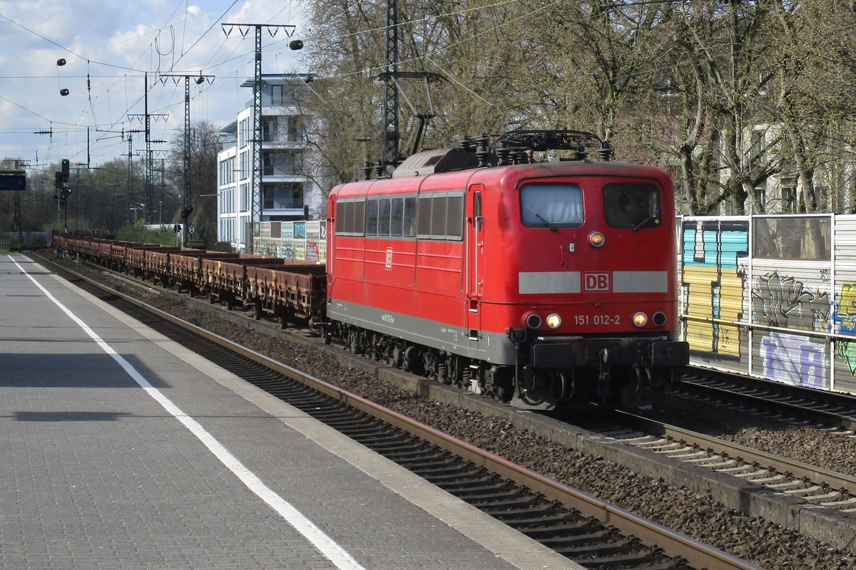 Am 30 März 2017 durchfahrt 151 012 mit Gefolgschaft Köln Süd. 