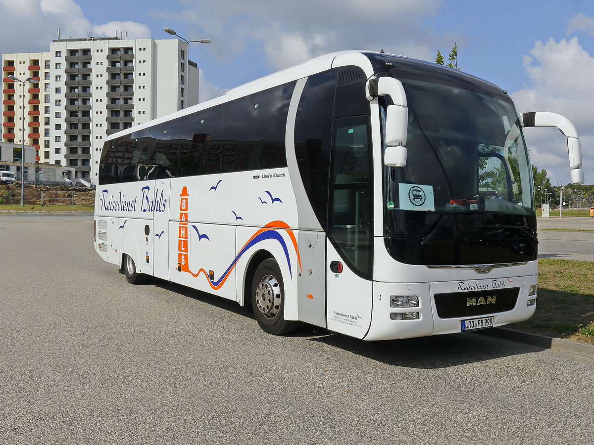 Am 31. August 2018 steht ein Bus des Reisedienst Bahl aus Elmenhorst in Rostock am Hauptbahnhof.