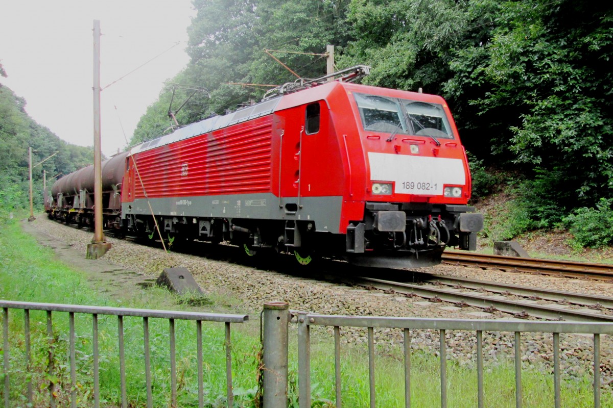 Am 31 Augustus 2013 durchfahrt 189 082 mit Kesselwagenzug Venlo Bovenste Molen.