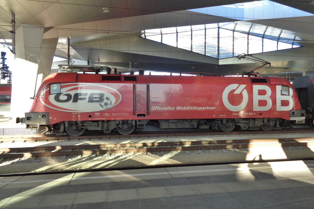 Am 31 Dezember 2016 steht 1116 225 in Wien Hbf.