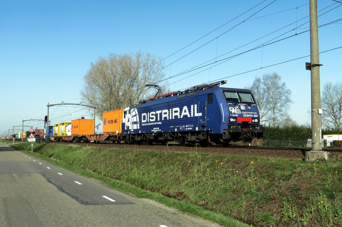 Am 31 März 2021 begrüsst der Fotograf -der gerade angekommen ist- RRF/DistriRail 189 099 mit deren KLV bei Boxtel Kapelweg. Dieser Stele wird in Sommer 2021 abgezaunt und damit als Fotostelle Vergangenheit sein.