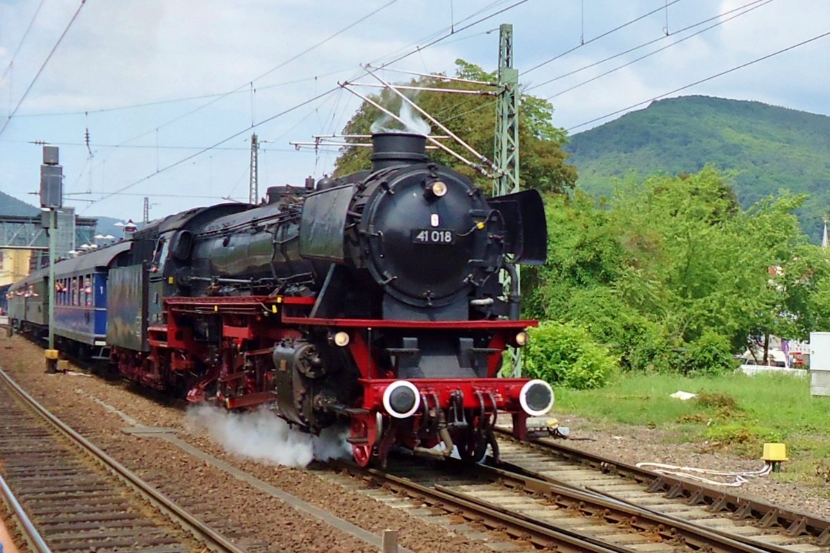 Am 31 Mai 2014 verlässt 41 018 mit ein Sonderzug Neustadt (W). 