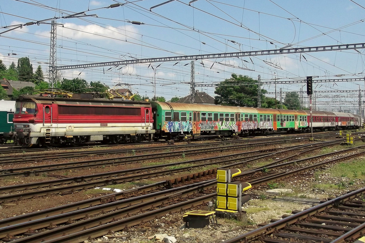 Am 31 Mai 2015 zieht 240 073 ein Regionalbahn in Bratislava hl.st. ein.