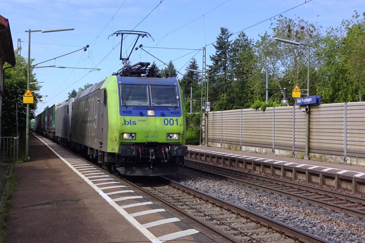 Am 31 Mai 2019 durchfahrt BLS 485 001 mit ein KLV Bad Krozingen.