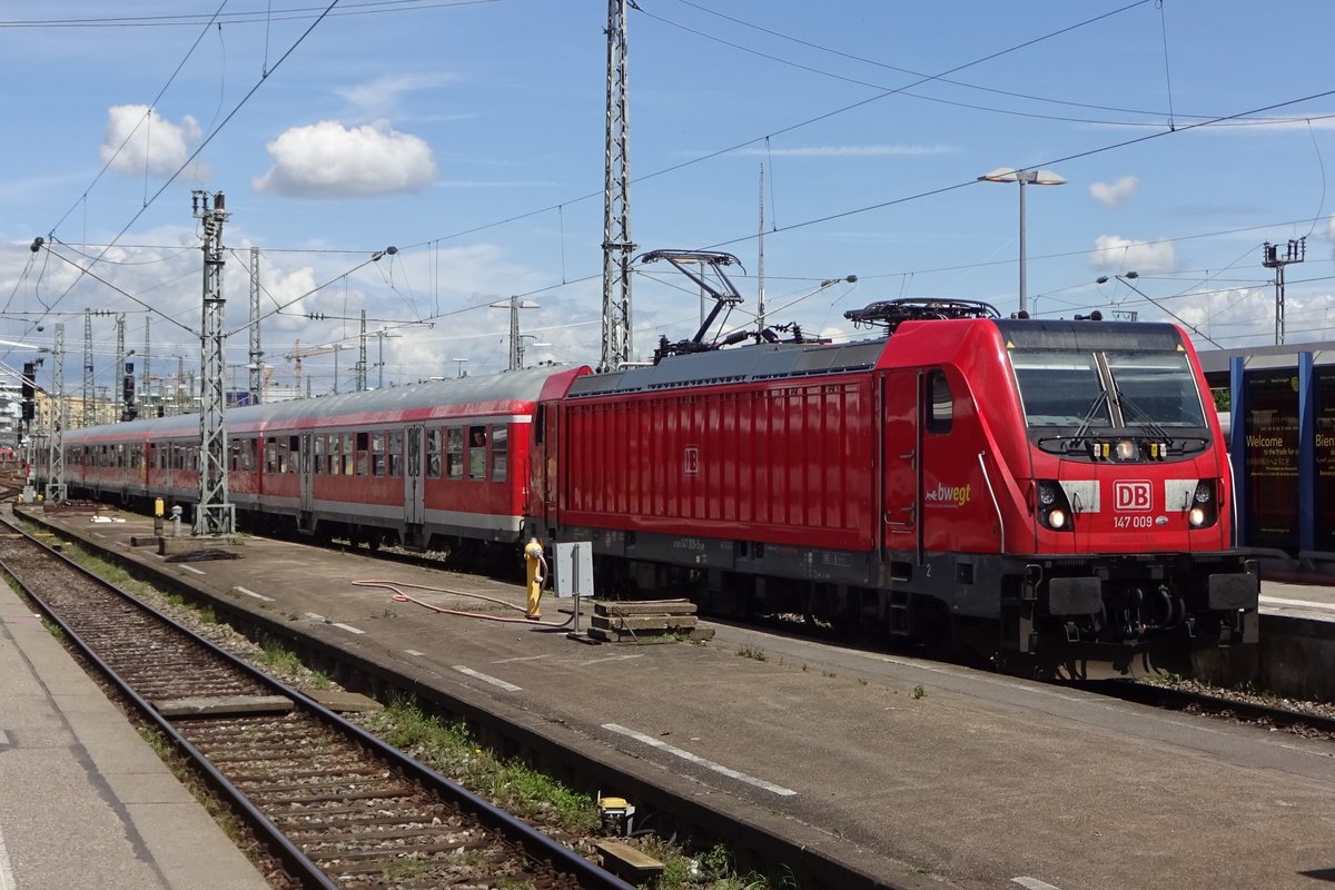 Am 31 Mai 2019 schiebt 147 009 ein RB aus Stuttgart Hbf aus.