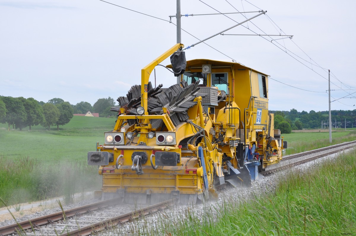 Am 31.05.2015 ist die Universalschotterverteil- und Planiermaschine SSP 110 SW von Plasser & Theurer zwischen Stumpfenbach und Deutenhofen von Altomünster kommend im Einsatz.