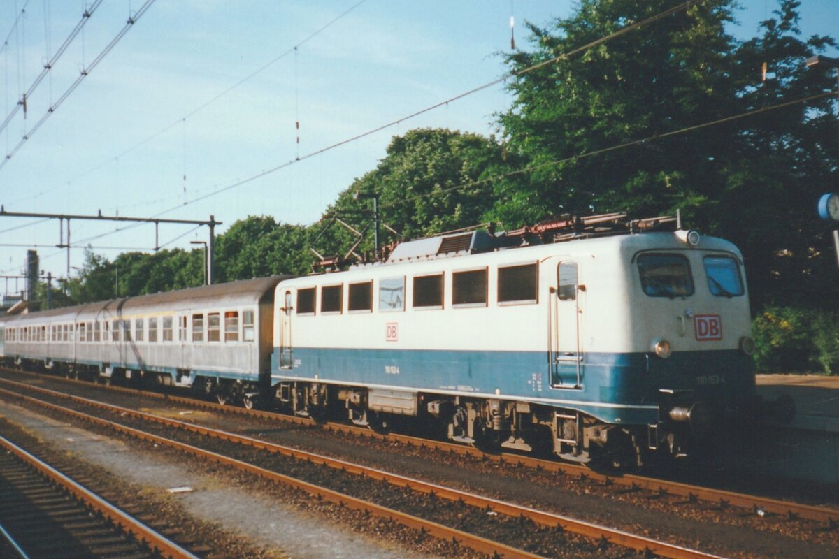 Am 4 Juli 1999 steht 110 153 mit ein RB nach Köln-Deutz in Venlo.