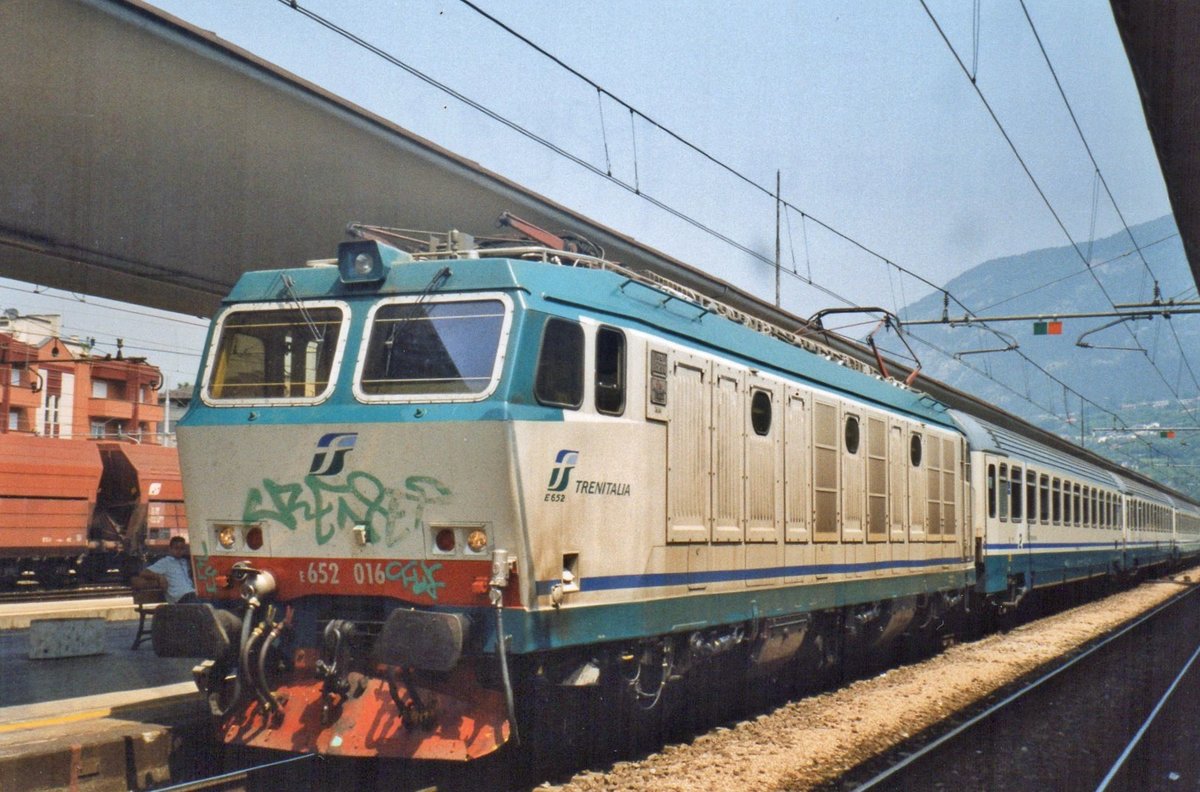 Am 4 Juni 2003 steht E 652 016 in Trento.