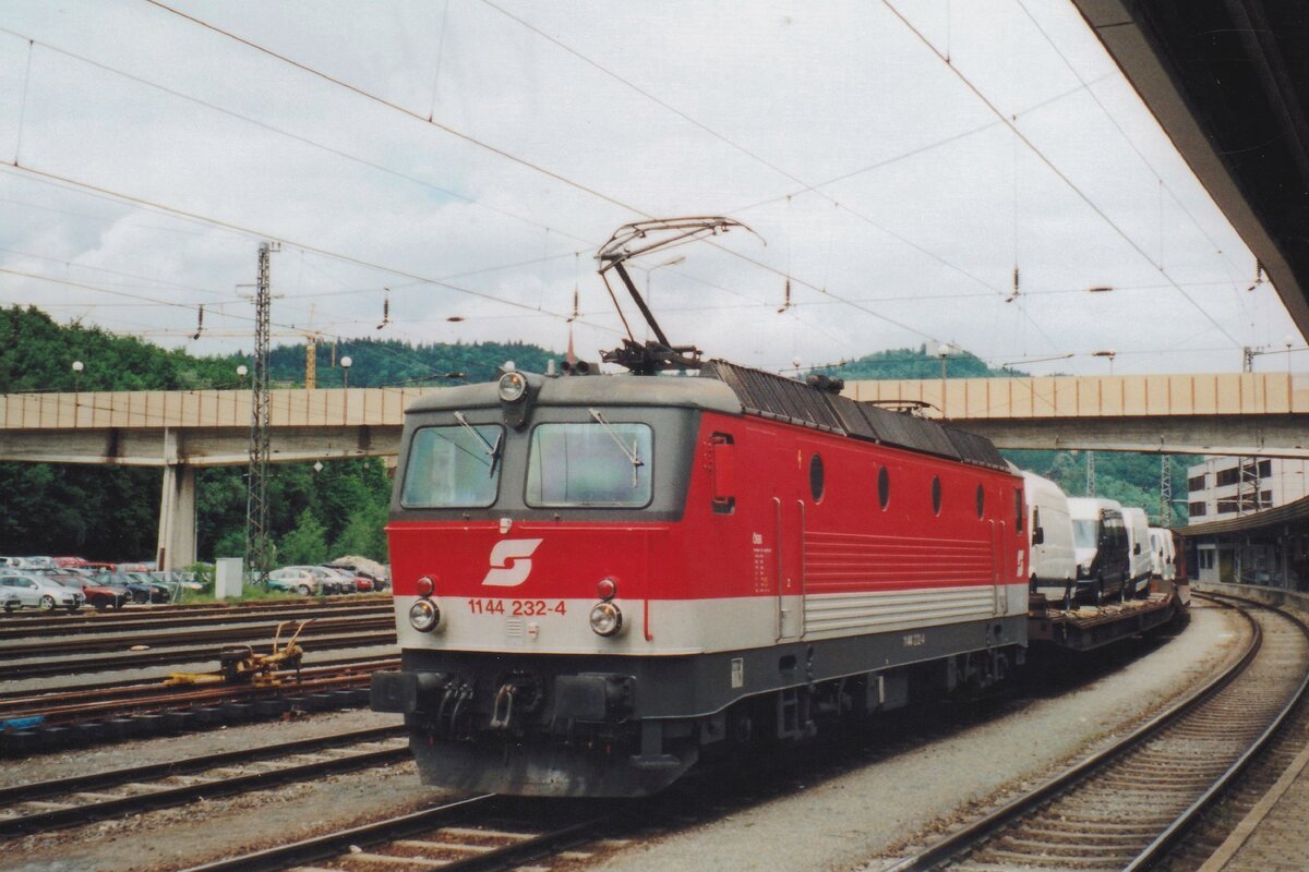 Am 4 Juni 2003 steht 1144 232 mit ein Ganzzug in Kufstein.