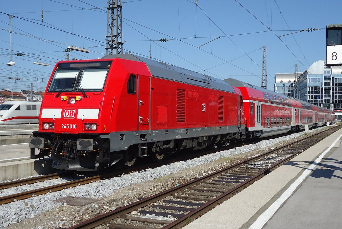 Am 4 Juni 2015 steht 245 010 in München Hbf. 