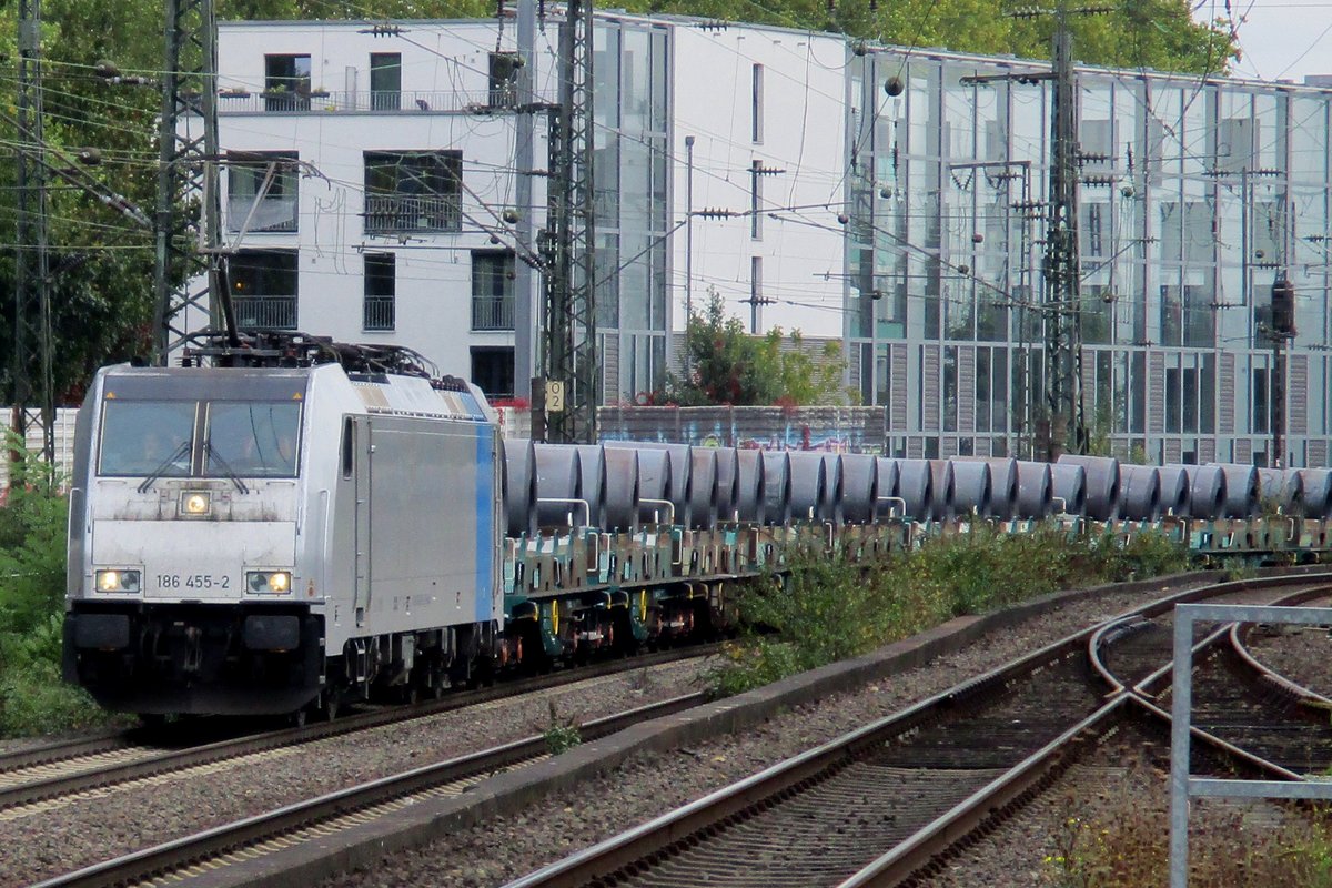 Am 4 Oktober 2017 rollt ein Stahlzug mit 186 455 durch Köln Süd.