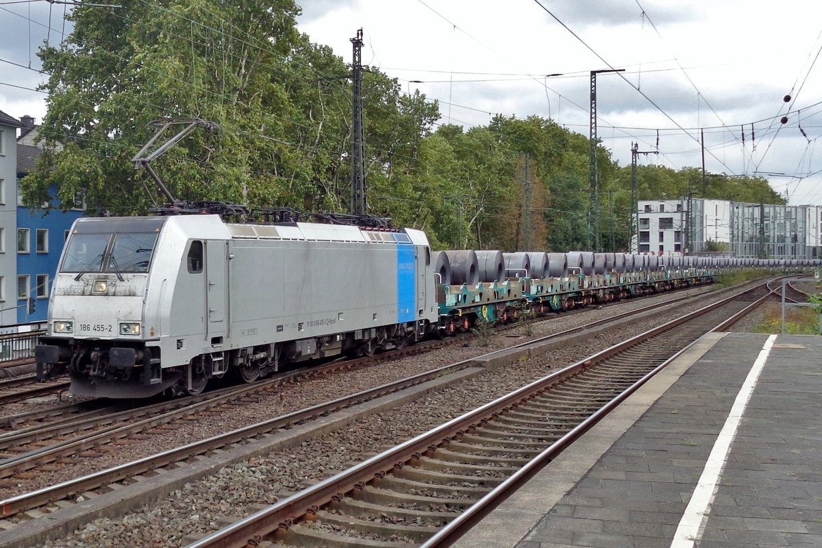 Am 4 Oktober 2017 rollt ein Stahlzug mit 186 455 durch Köln Süd.