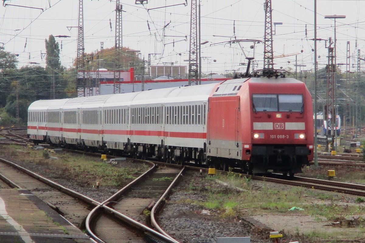 Am 4 Oktober 2017 treft 101 088 in Duisburg Hbf ein.