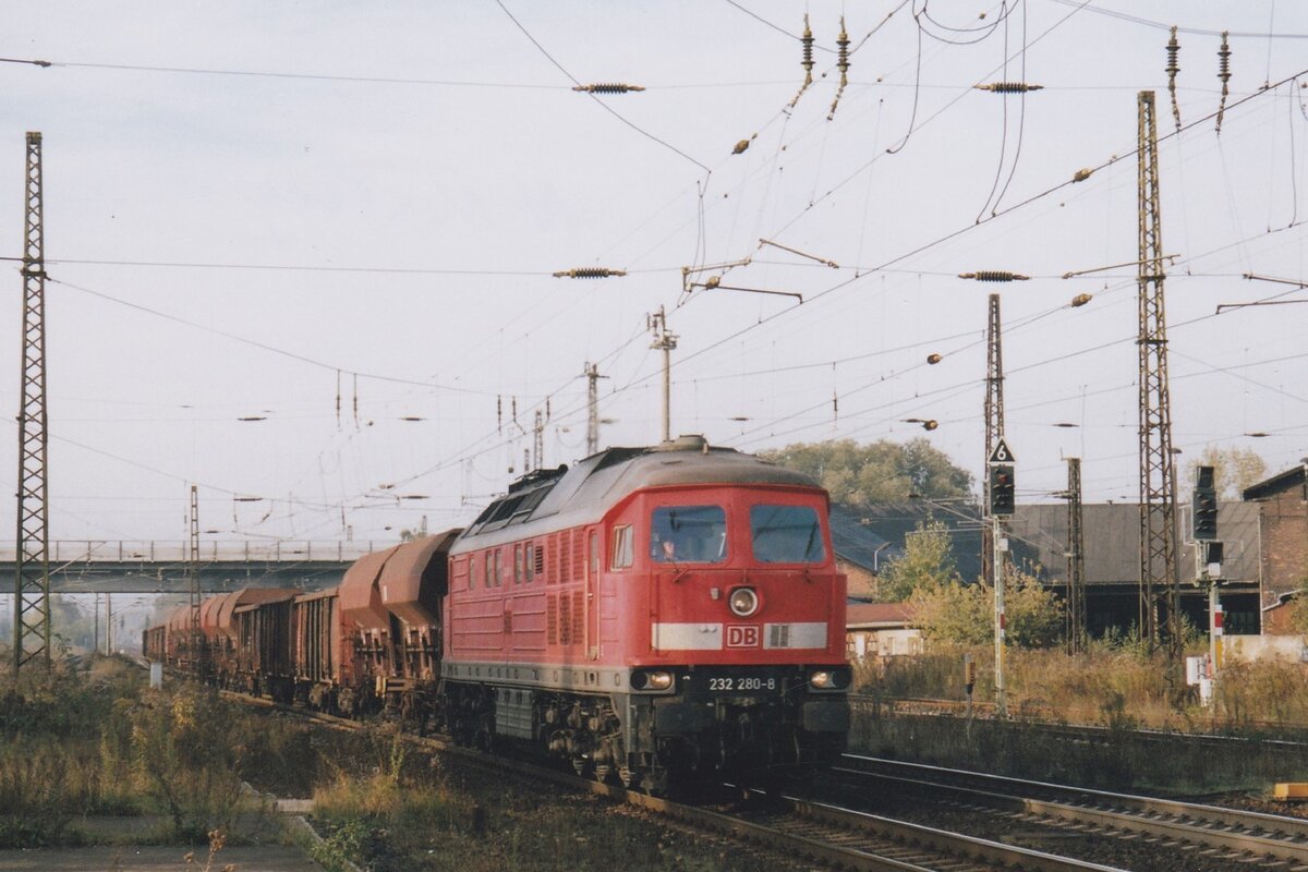 Am 4 September 2007 dönnert 232 280 mit ein Mischer durch Naumburg (Saale) Hbf.