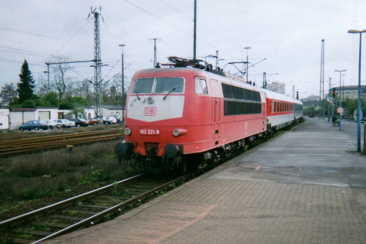 Am 5 Augustus 1998 treft 103 221 in Mnchengladbach ein.