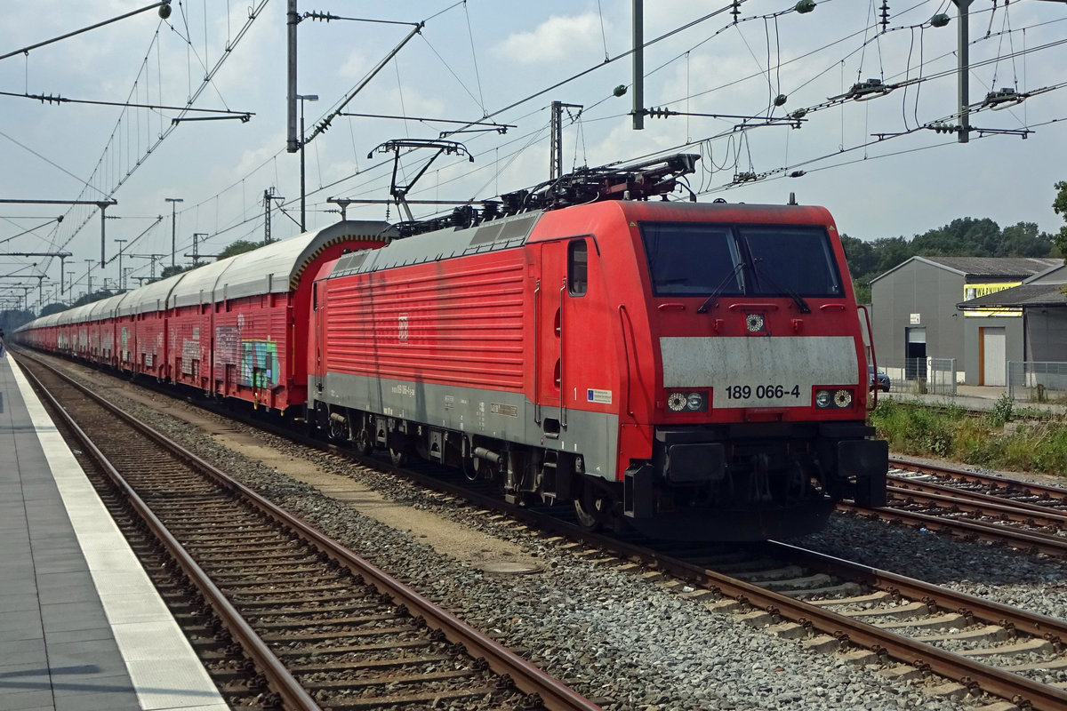 Am 5 Augustus 2019 durchfahrt der Daimler-PKW-Zug mit 189 066 Bad Bentheim auf den Weg nach Lehrte.