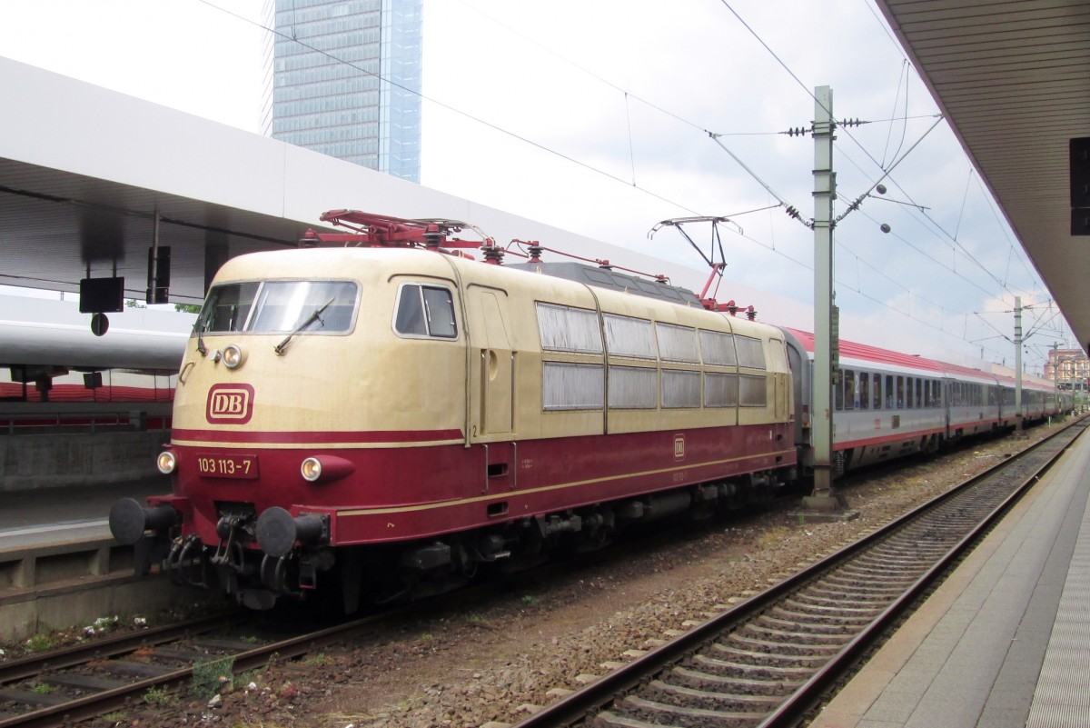 Am 5 Juni 2014 treft 103 113 mit BBEC 119 nach Klagenfurt in Manheim Hbf ein. 