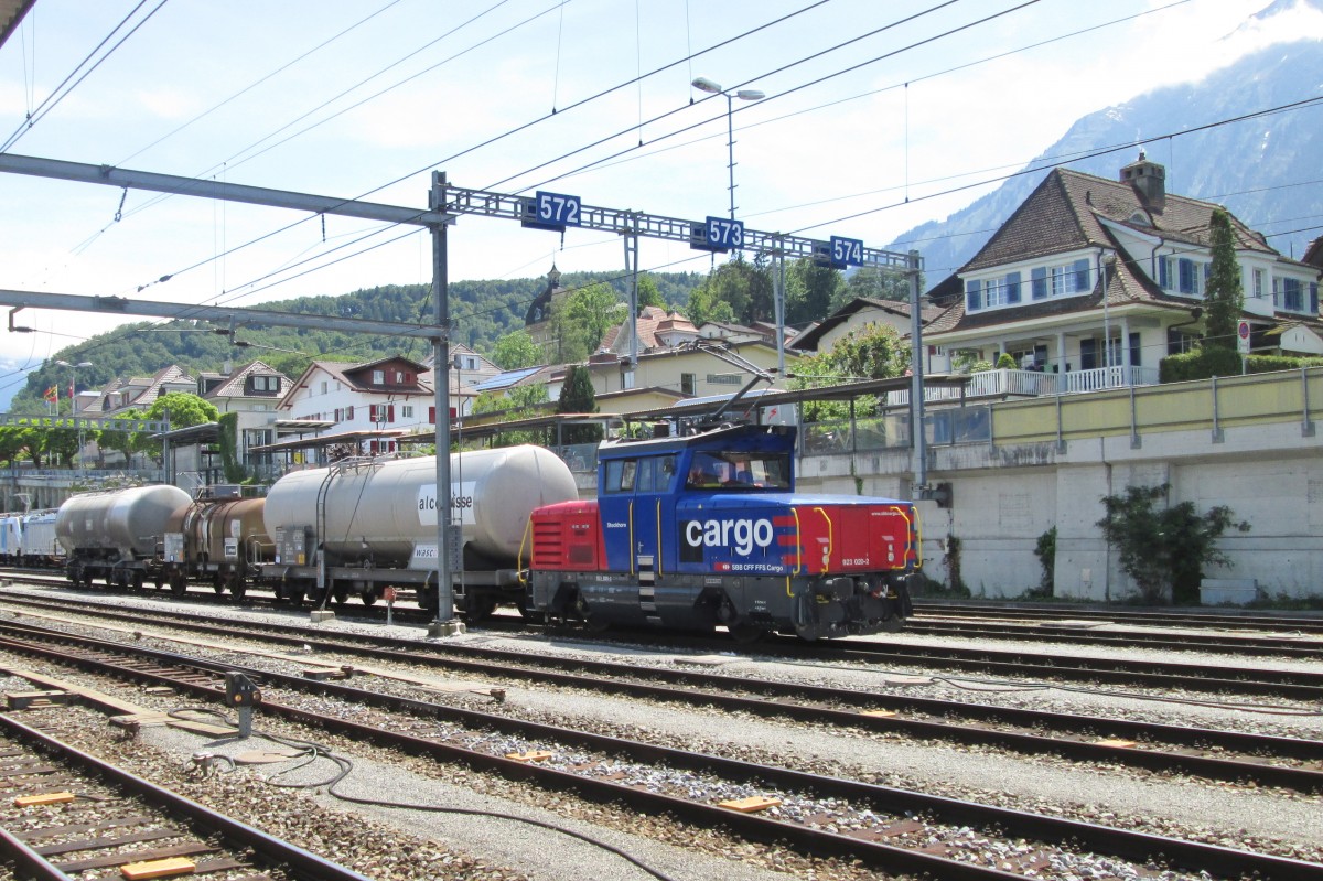 Am 5 Juni 2014 war SBB 923 020 in sonniges Spiez auf Rangierfahrt.