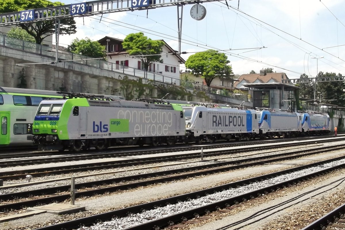 Am 5 Juni 2015 zieht 485 009 ein Lokzug mit drei 187er in Spiez.