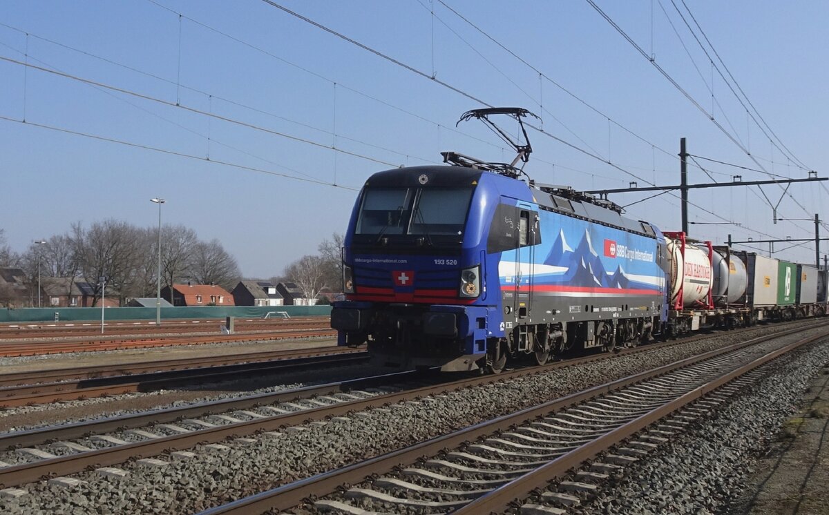 Am 5 Mrz passiert SBBCI 193 520 mit der Busto-KLV Blerick auf den Weg nach Kijfhoek.