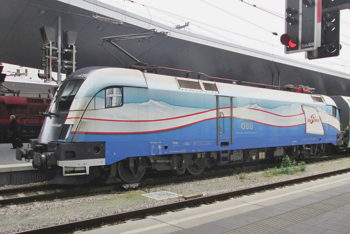 Am 5 Mai 2016 steht 1116 251 in Wien Hbf.