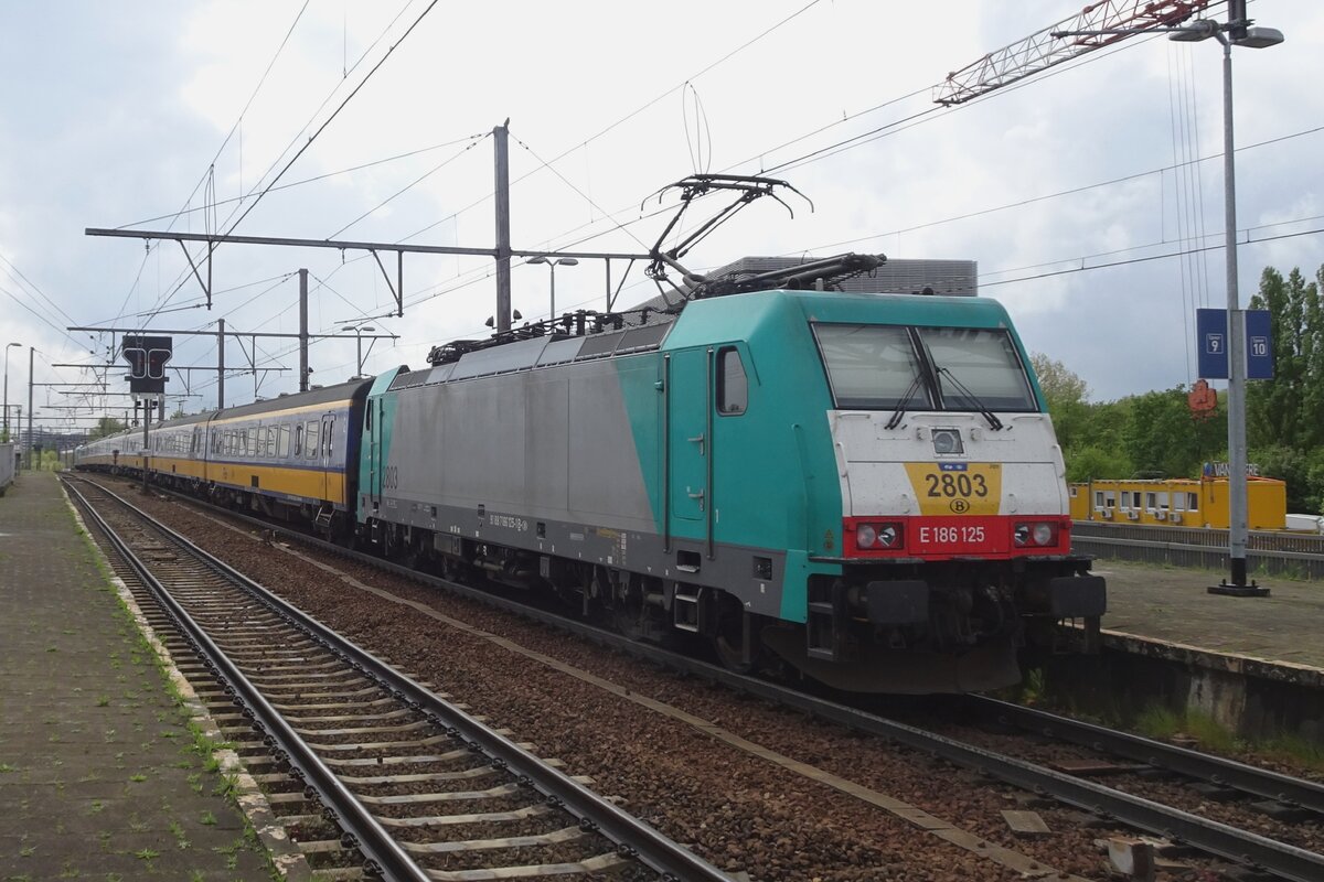 Am 5 Mai 2023 schiebt 2803 ein IC-Brussel aus Antwerpen-Berchem.