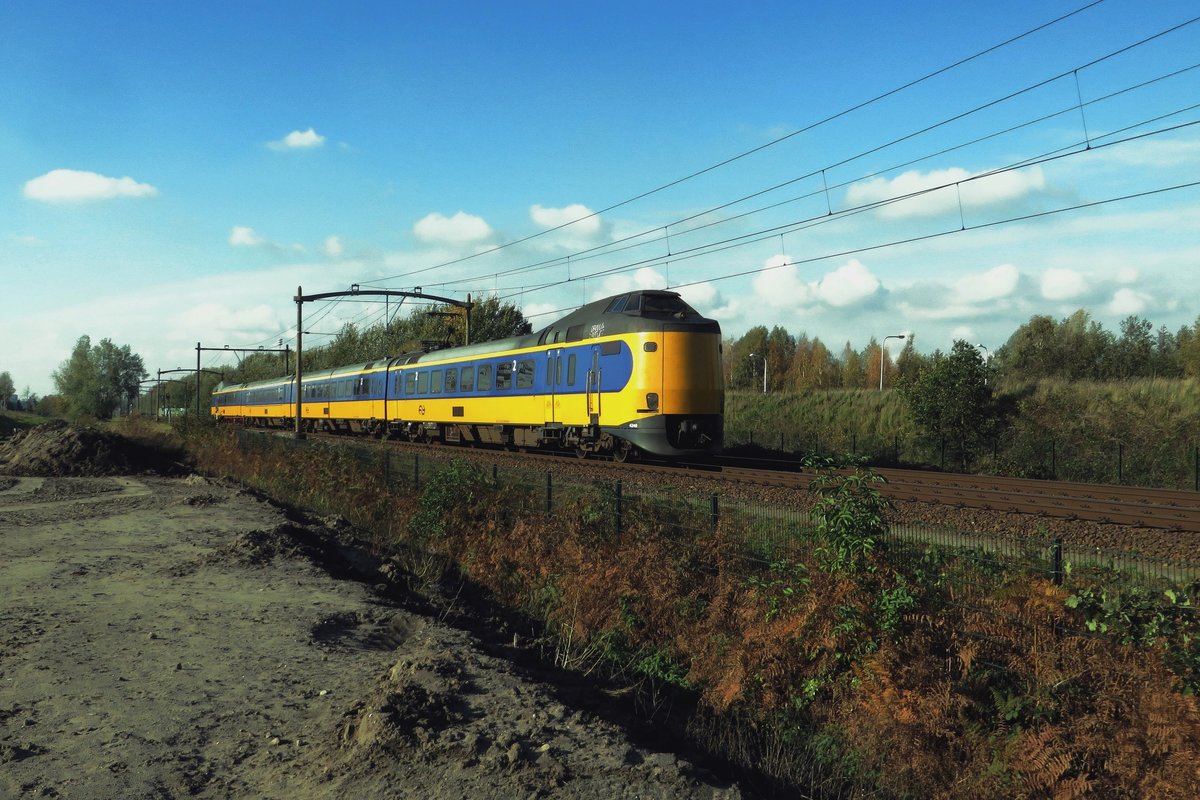 Am 5 November 2020 durchfahrt NS 4248 Tilburg Reeshof.