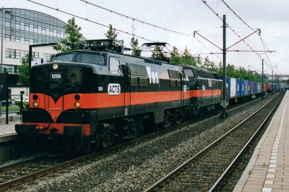 Am 5 Oktober 2006 durchfahrt ACTS/HUSA 1255 mit ein KLV Rotterdam-Lombardijen.