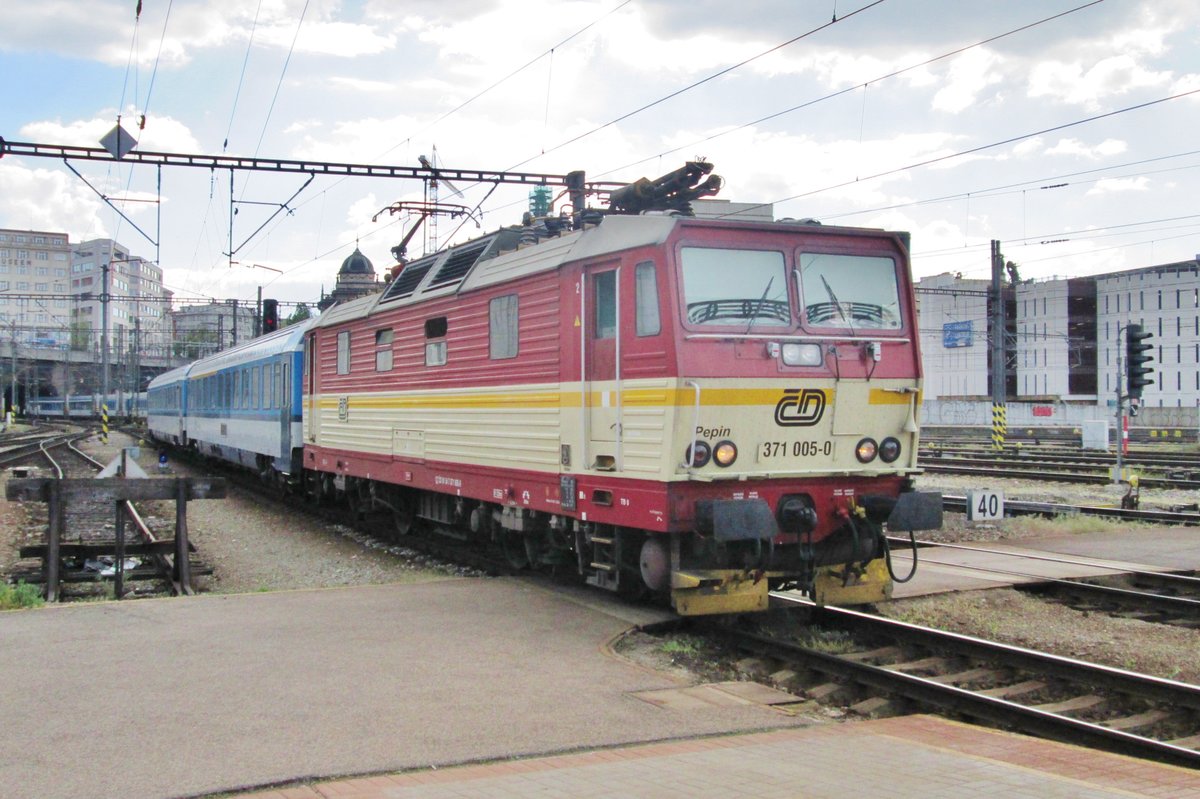 Am 6 April 2017 treft 371 005 in Praha hl.n. ein.