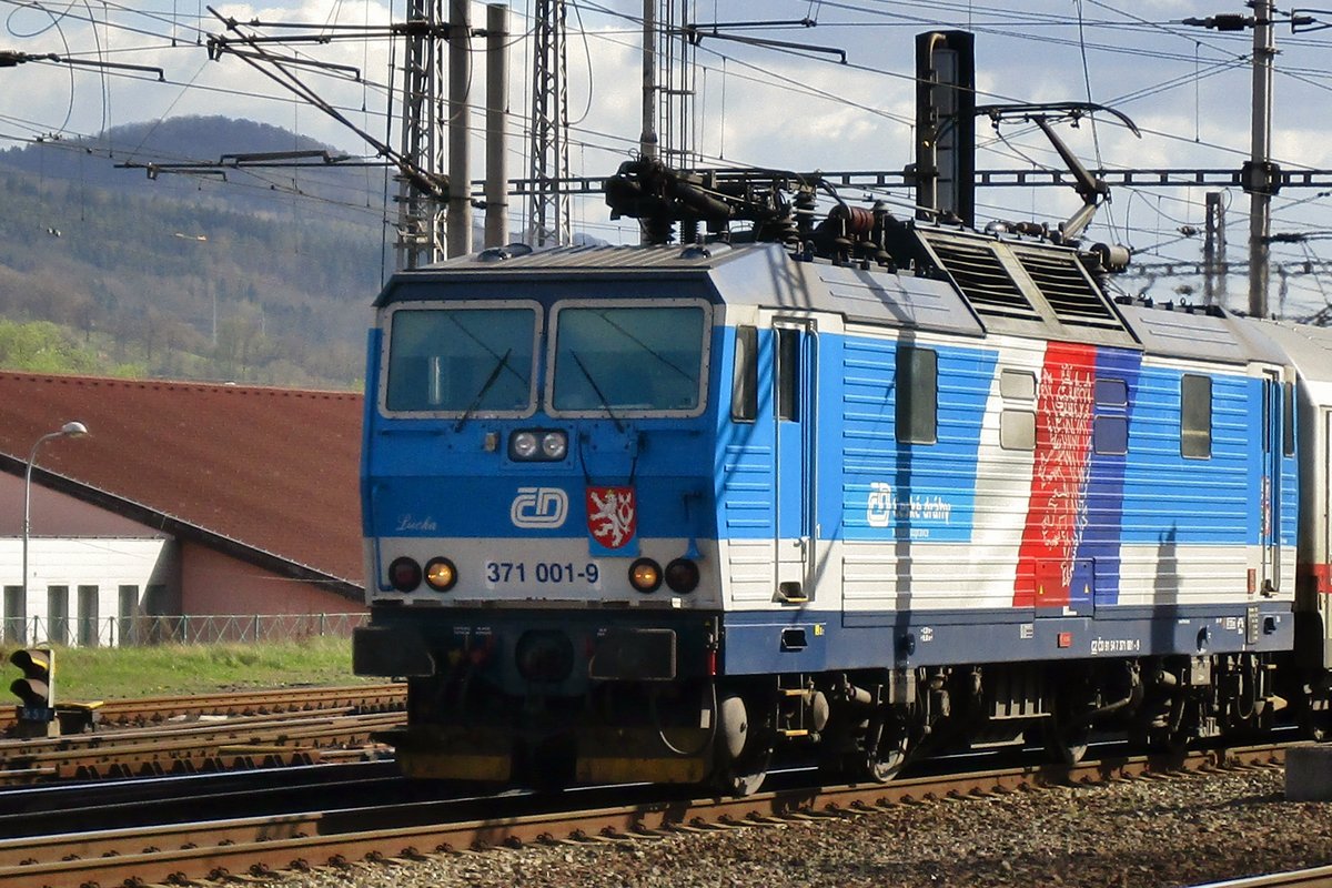 Am 6 April 2017 verlässt 371 001 Decin hl.n.