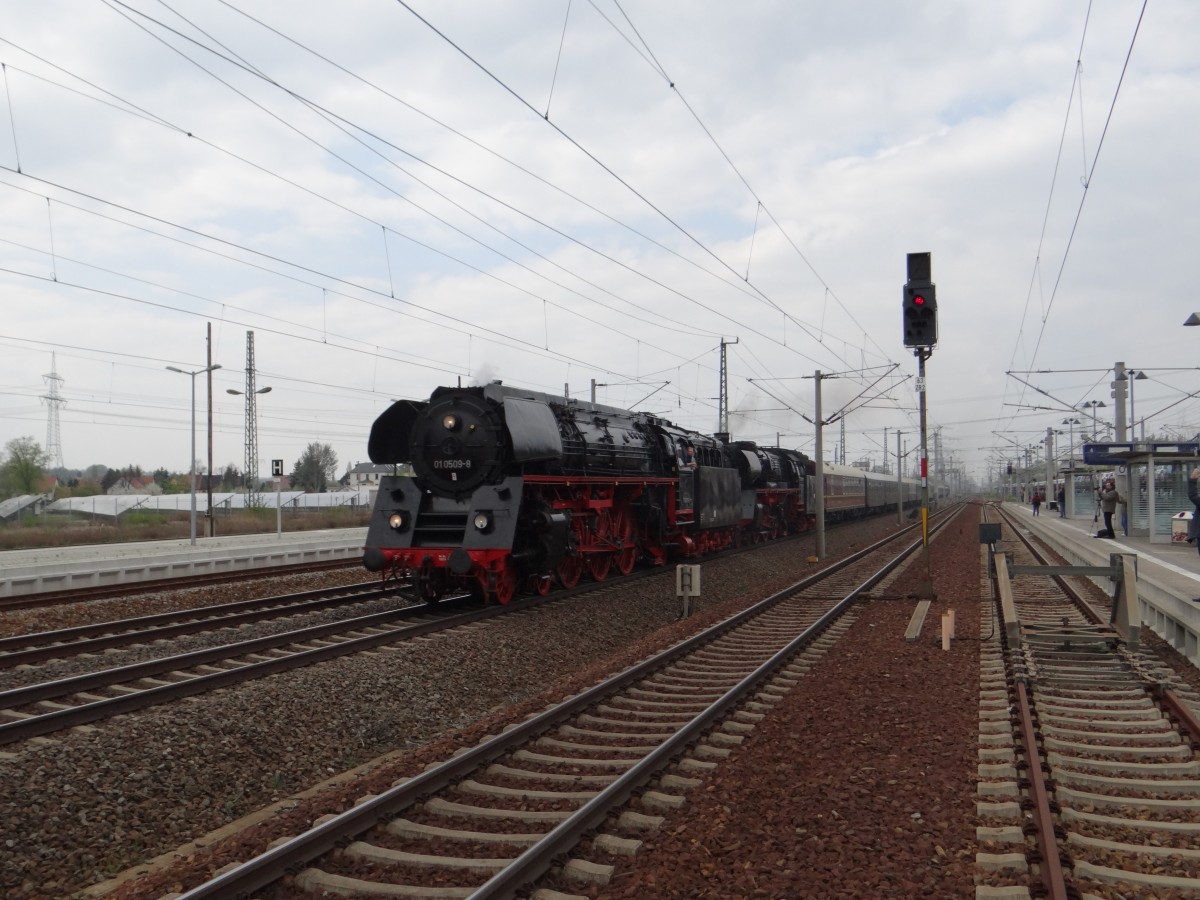 Am 6. Dresdner Dampfloktreffen gab es auch wieder eine Parallelfahrt von Dresden nach Decin. Hier am 13.04.14 01 509 und 03 1010 in Heidenau.