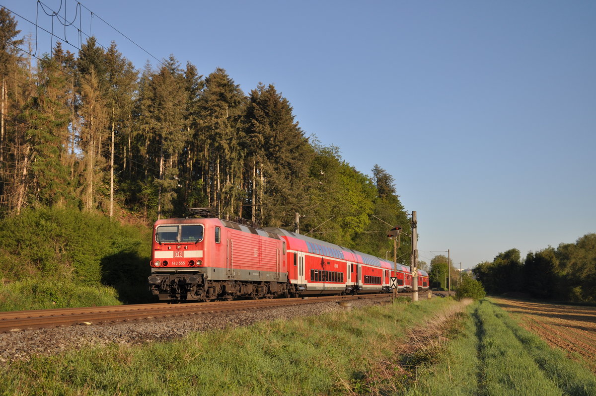 Am 6. Mai 2020 war 143 555 früh morgens mit ihrer RB22 nach Frankfurt Hbf unterwegs und konnte dabei in Ennerich fotografiert werden.