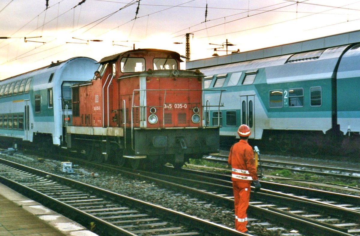 Am 6 November 1999 rangiert 345 035 in Dresden Hbf. 