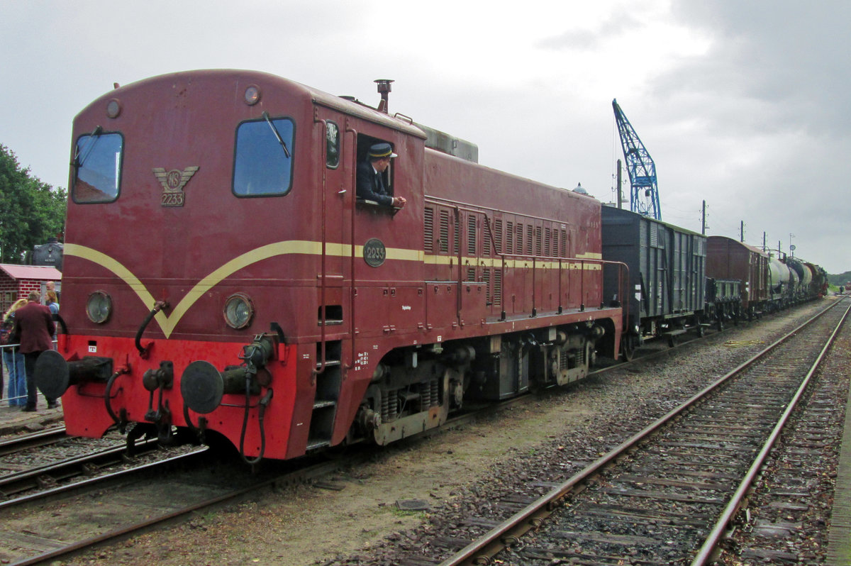 Am 6 September 2015 steht ein Fotoguterzug mit VSM 2233 in Beekbergen. 