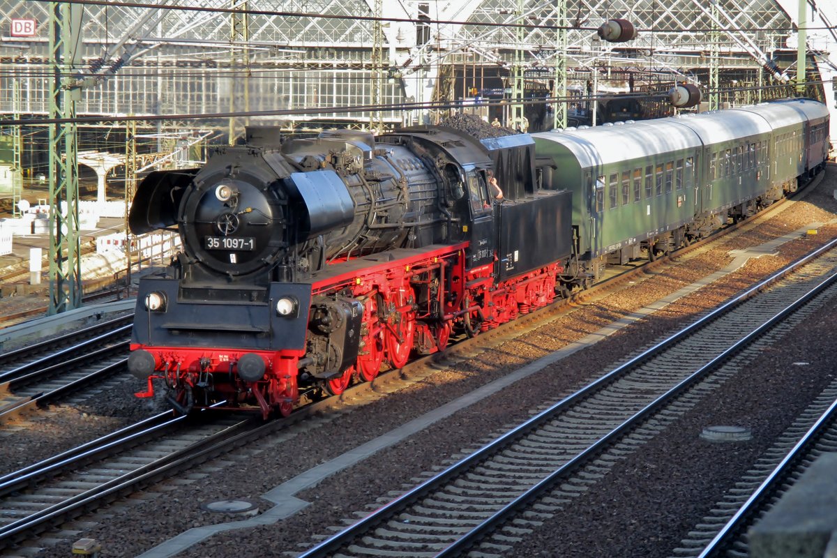 Am 7 April 2018 rangiert 35 1097 deren Sonderzug in Dresden Hbf. 