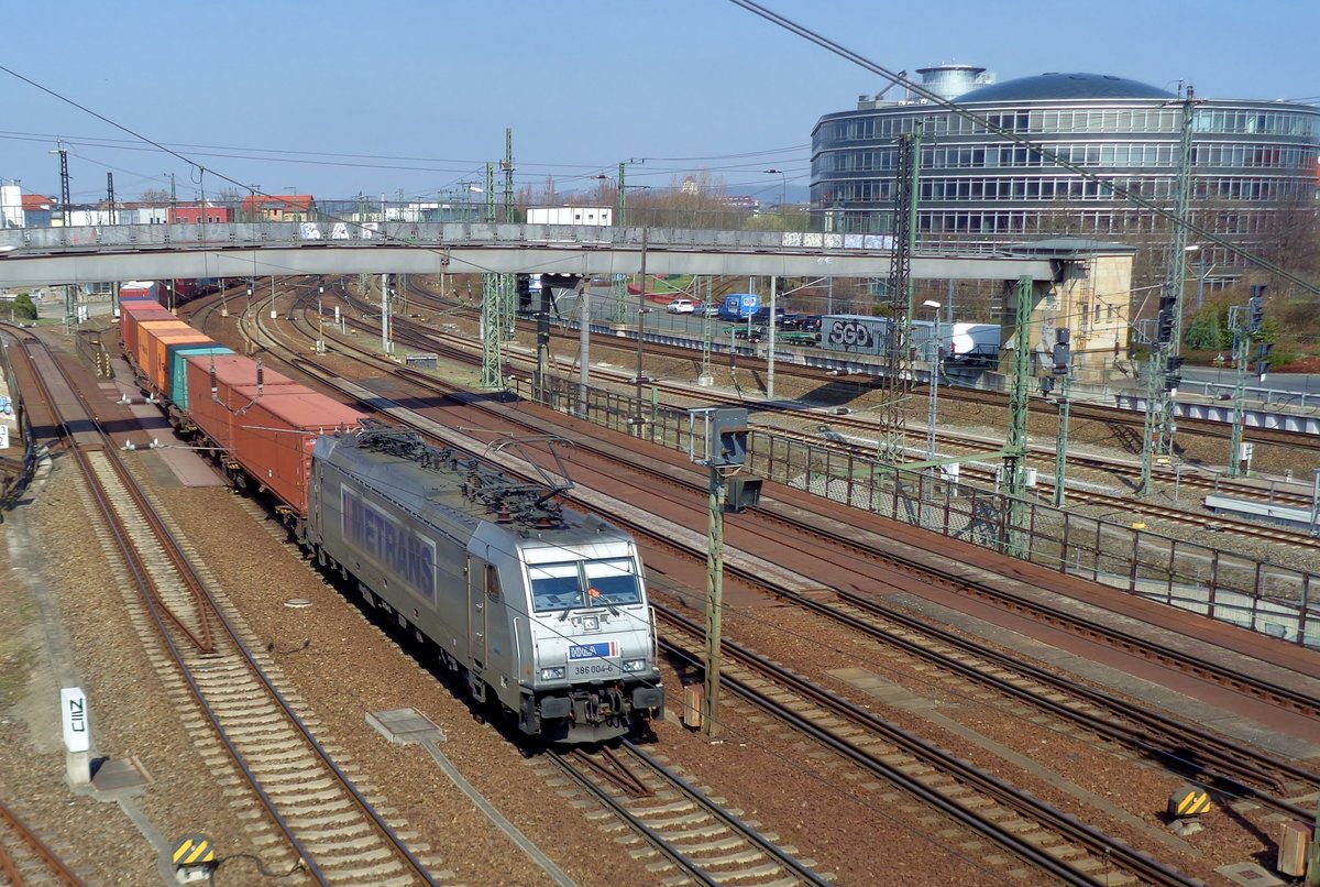 Am 7 April 2018 unterquert Metrans 386 004 die Brücke über den Budapester  Strasse in DResden. 