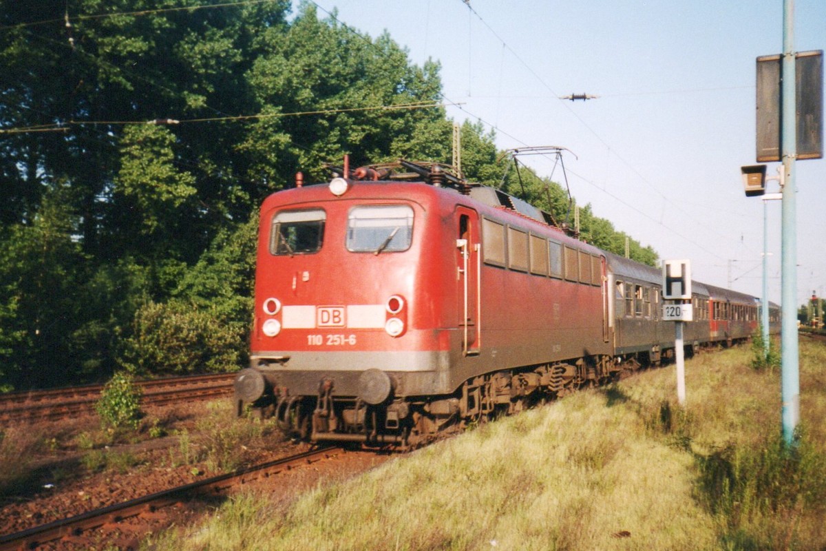 Am 7 Juli 2000 treft 110 251 in Viersen ein. 