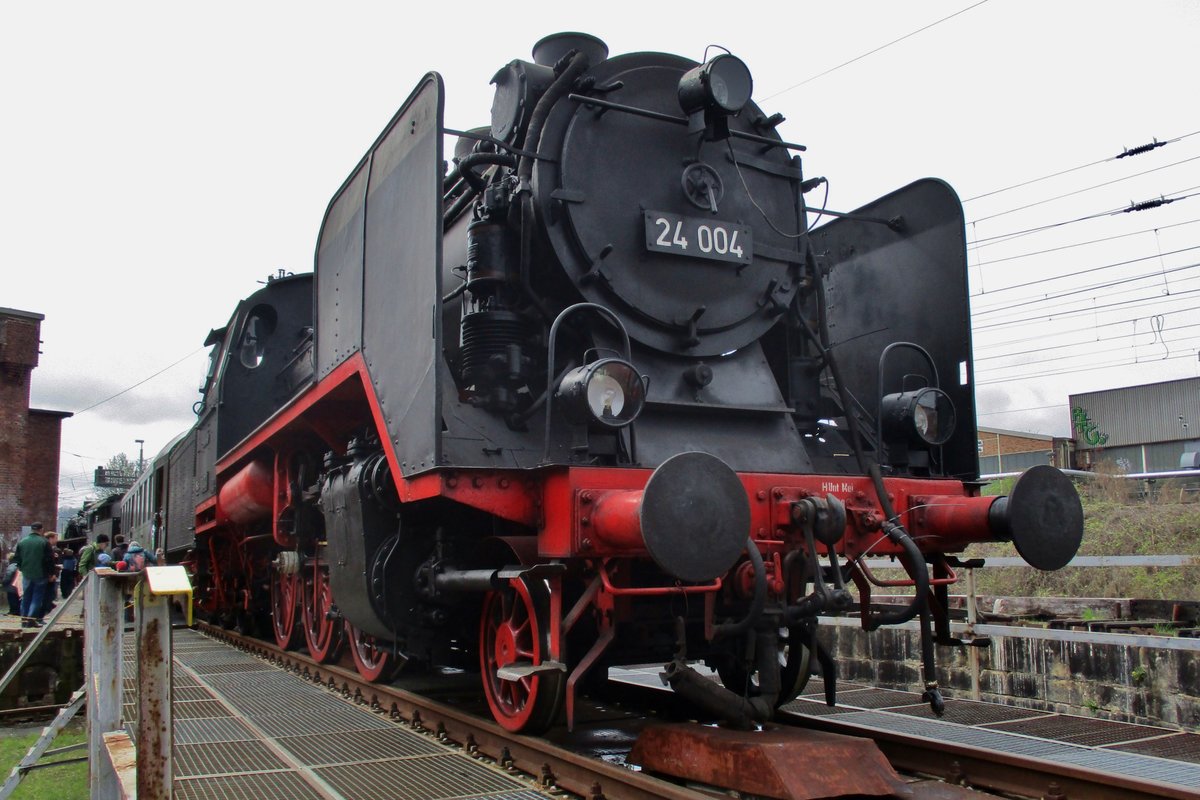 Am 8 April 2017 steht 24 004 in Dresden-Altstadt.