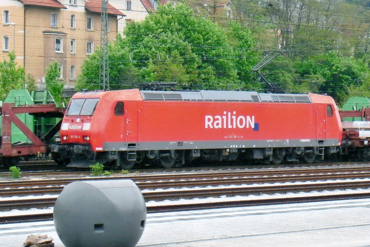 Am 8 Juni 2009 trug 185 186 noch der RaiLioN-text in Treuchtlingen. 