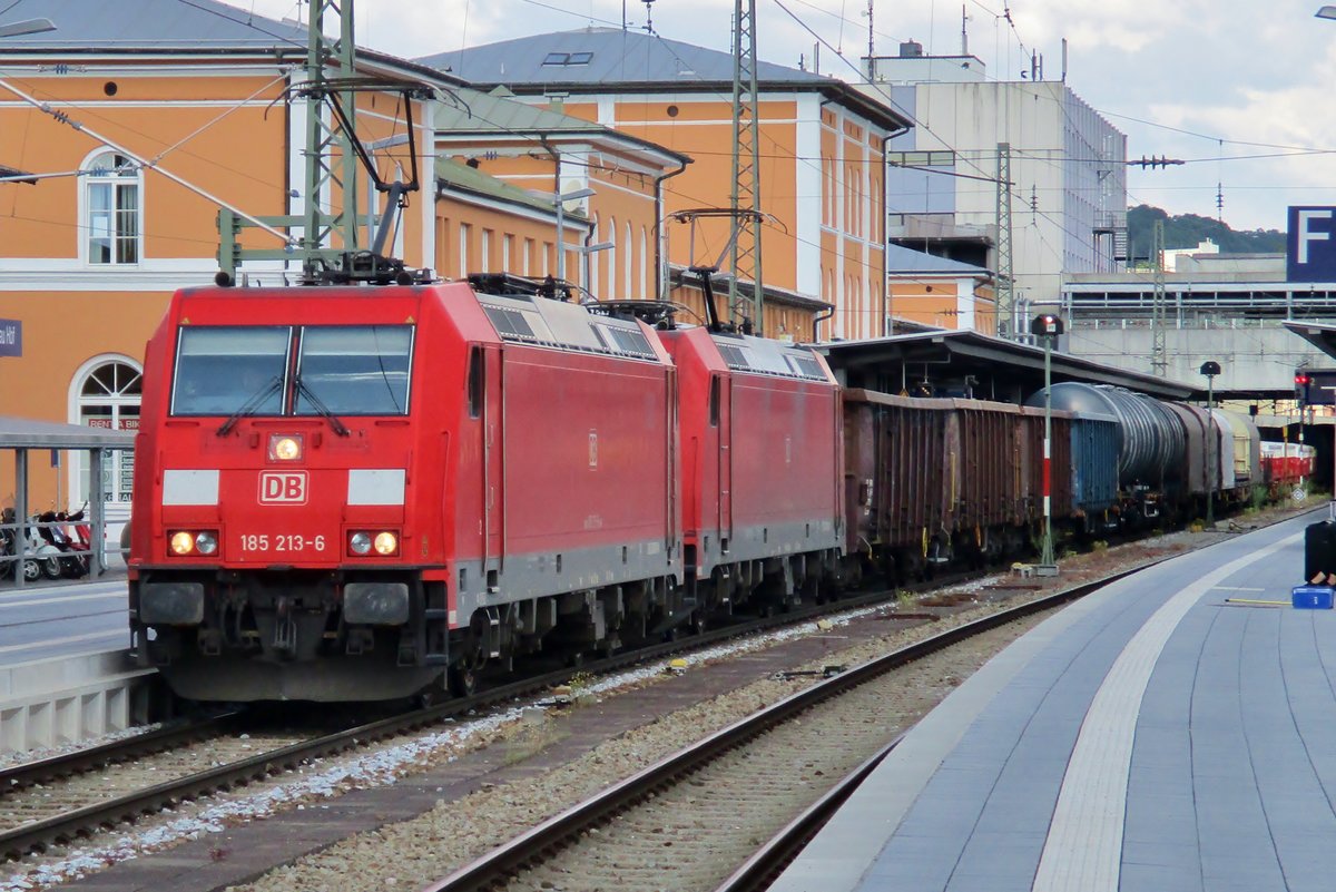 Am 8 Mai 2018 durchfahrt 185 213 Passau. 