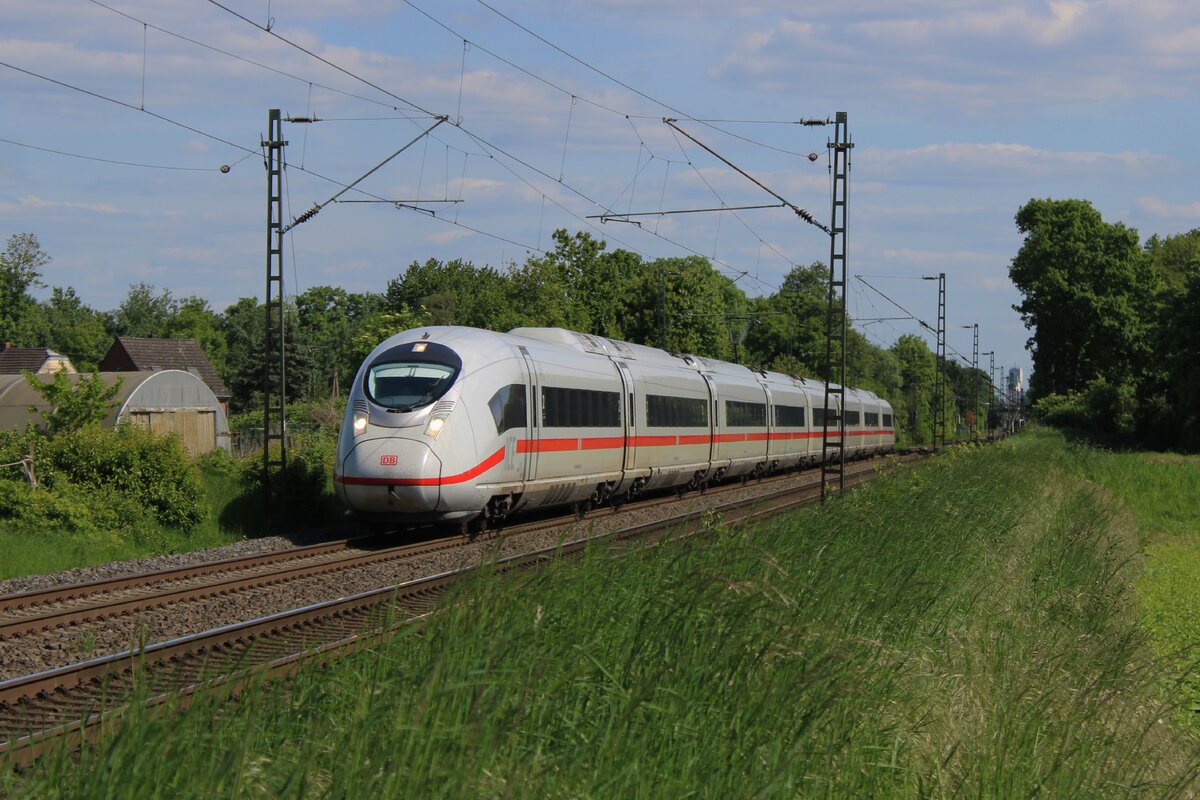 Am 8 Mai 2025 passiert der umgeleiteter ICE 408 013/8013 der Fotograf bei Kaarst.