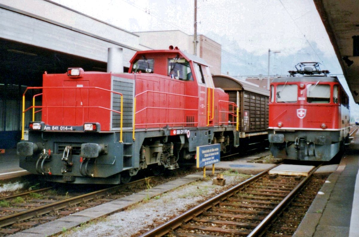 Am 841 014 durchfahrt Buchs SG am 18 Juni 2001.