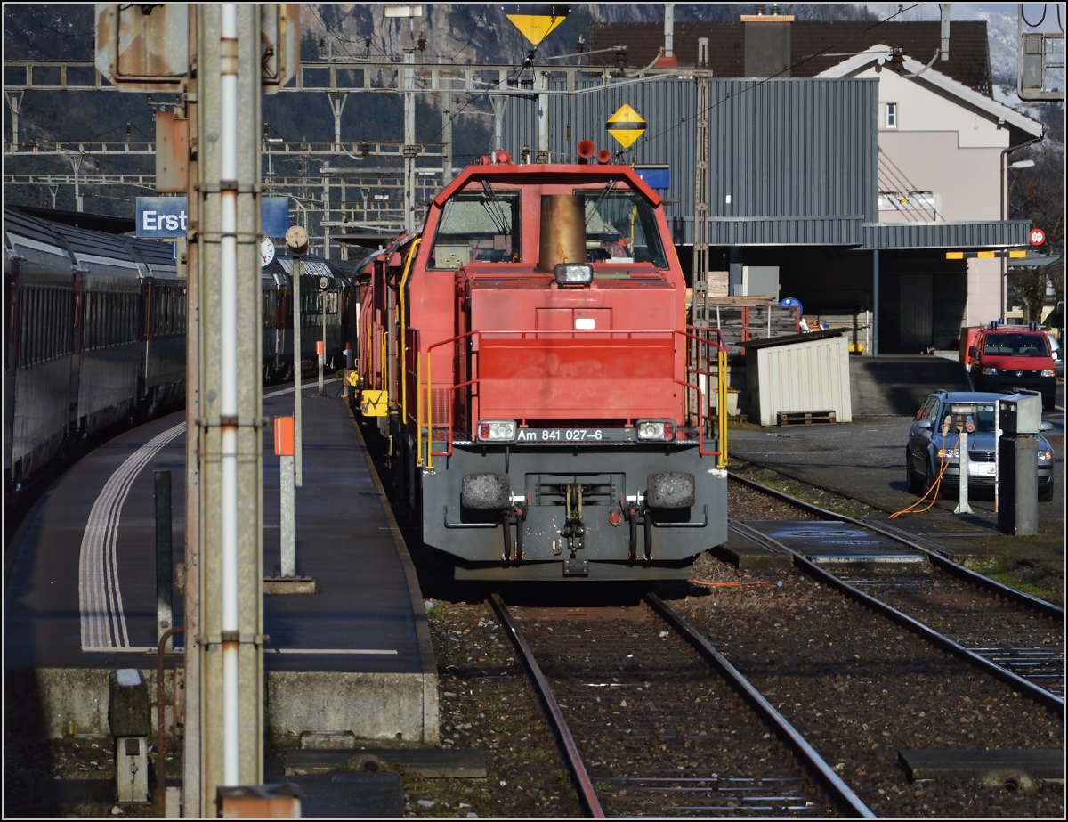 Am 841 027-6 vor dem bereitstehenden Löschzug in Erstfeld. Januar 2015.