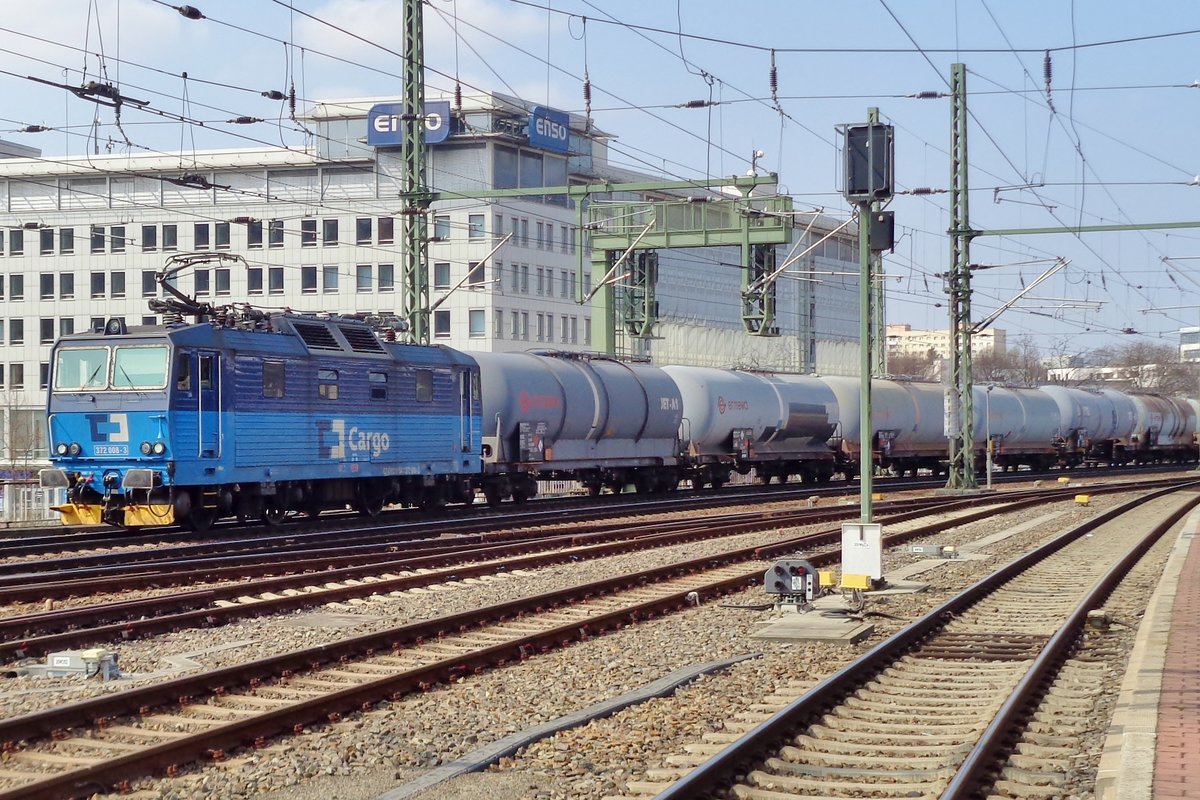 Am 9 April 2018 durchfahrt 372 008 Dresden Hbf.